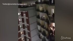 Coronavirus, a Napoli la quarantena cantando ‘Abbracciame’ dai balconi