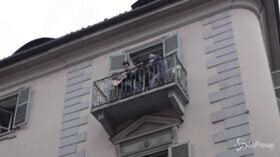 Coronavirus, anche a Torino il flash mob “sonoro” contro la pandemia
