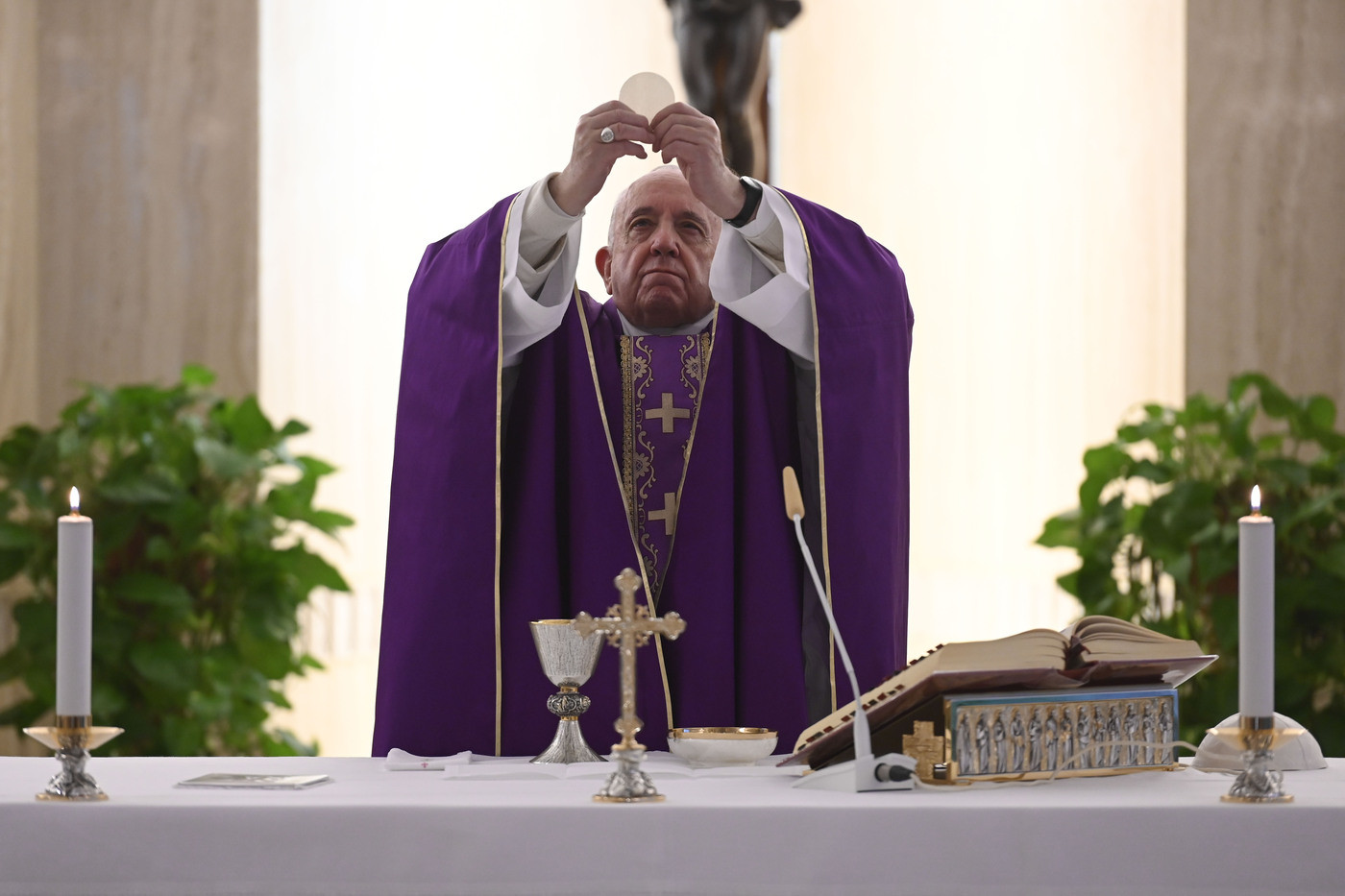 Il Papa celebrerà tutti riti in streaming fino a Pasqua