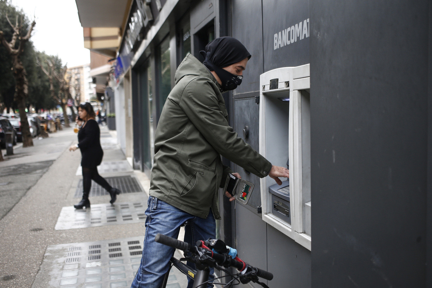 Coronavirus, l’appello dell’Abi: “Non andate in banca, operazioni da casa”