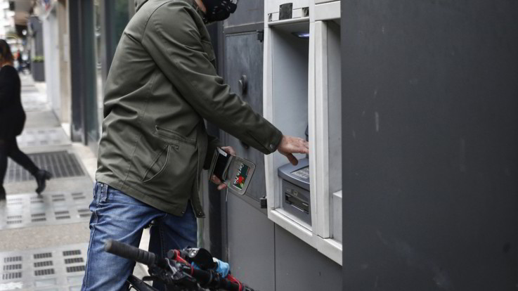 Coronavirus, l'appello dell'Abi: "Non andate in banca, operazioni da casa"