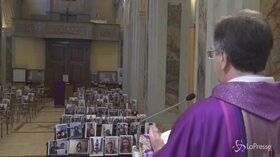 Coronavirus, in chiesa messa in streaming con i fedeli in foto