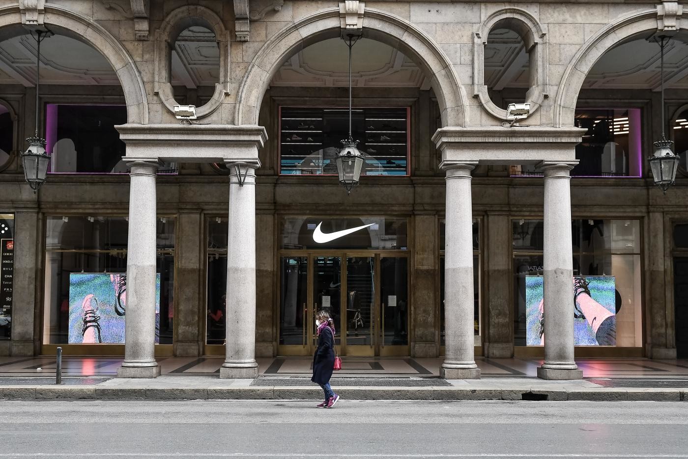 Nike decide la chiusura dei negozi in tre continenti