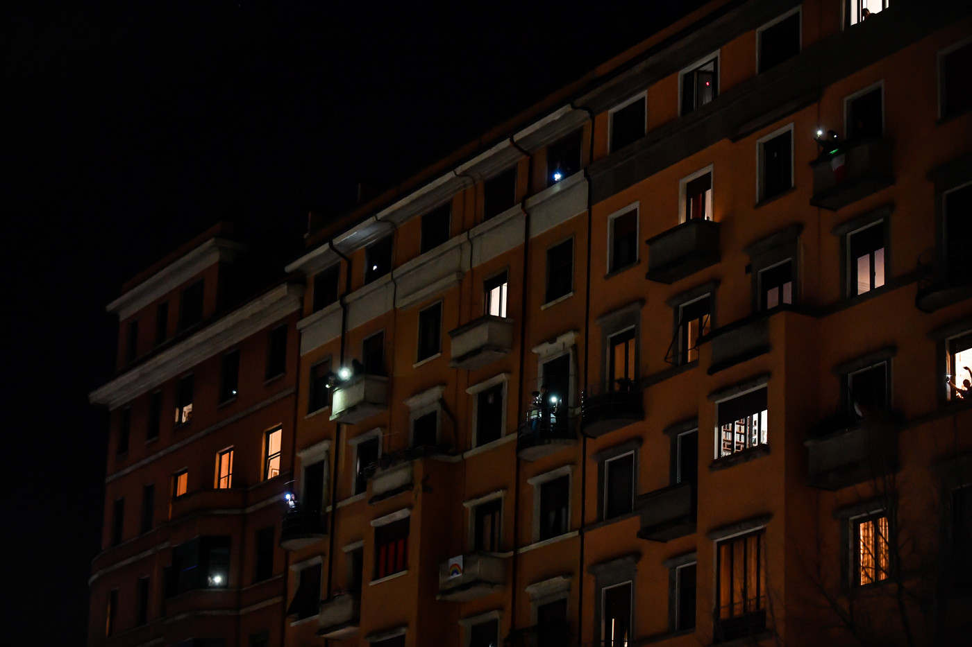 Coronavirus, spazio alla musica ma spuntano anche flash mob con torce smartphone