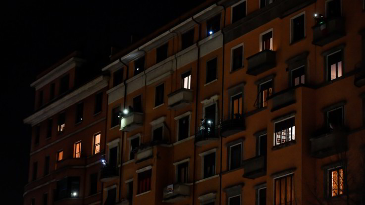 Coronavirus, spazio alla musica ma spuntano anche flash mob con torce smartphone