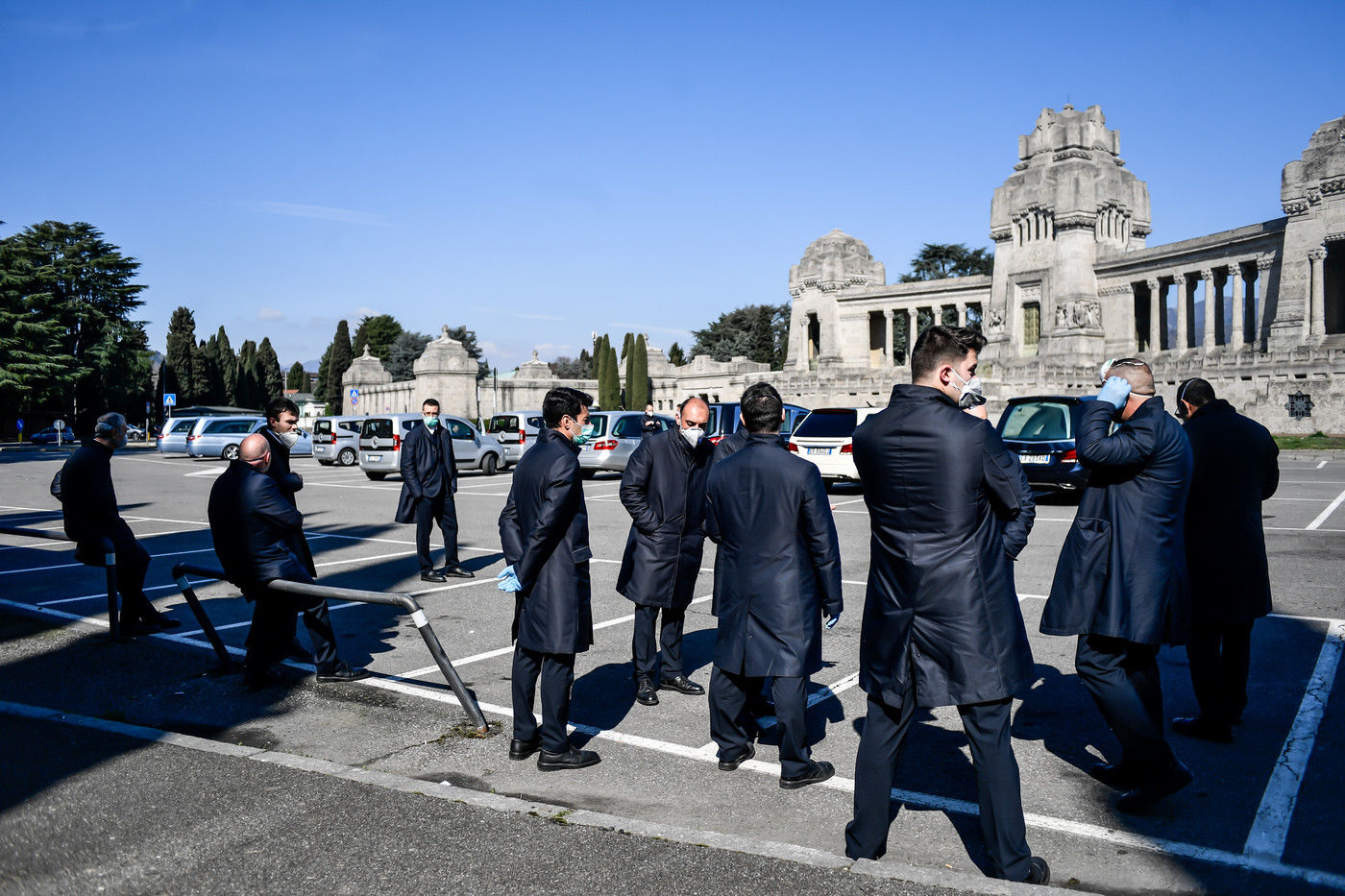 Coronavirus, a Bergamo l’arrivo dei carri funebri al cimitero è non stop