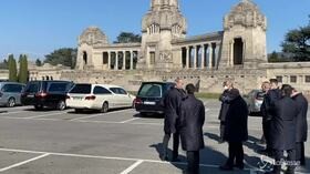 Bergamo, l’incessante processione dei carri funebri al cimitero