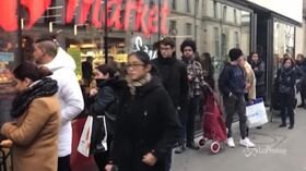 Francia, scatta il ‘confinement’. Lunghe code ai supermercati, ai confini con la Germania i tedeschi chiudono le frontiere