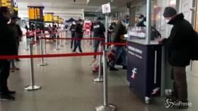 Coronavirus: ancora tanta gente alla stazione di Roma Termini