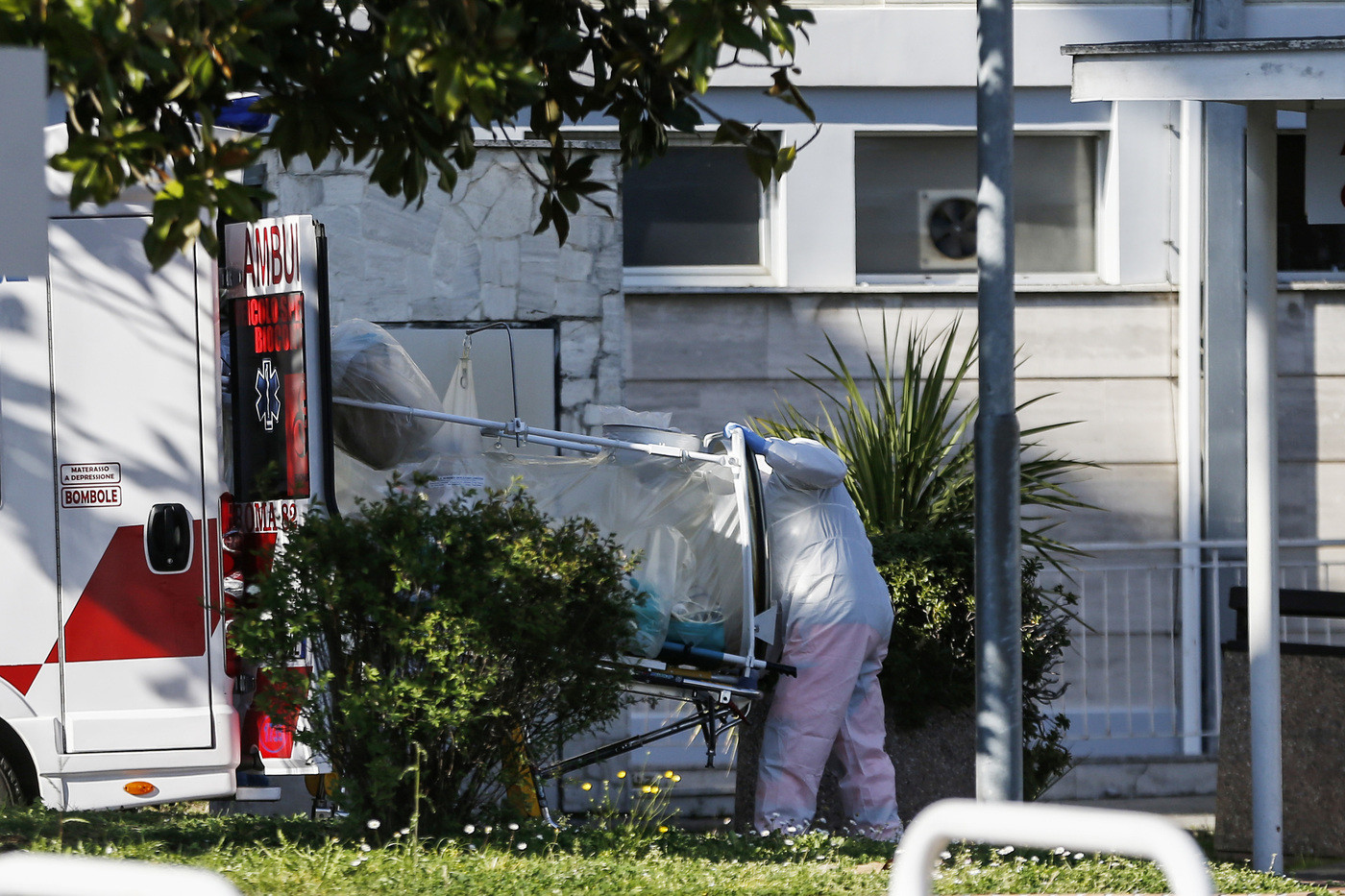 Coronavirus, morto paziente durante trasferimento da Bergamo a Bari