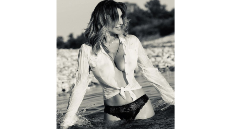 Sabrina Salerno sexy e trasparente: 'Fiera di essere italiana'. L'Italia ricambia