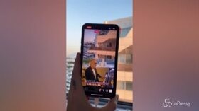 Coronavirus, Andrea Bocelli canta dal balcone di casa Ferragnez in collegamento con Fedez