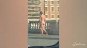 Coronavirus, in una Roma surreale uomo nudo passeggia sul ponte di Corso Vittorio