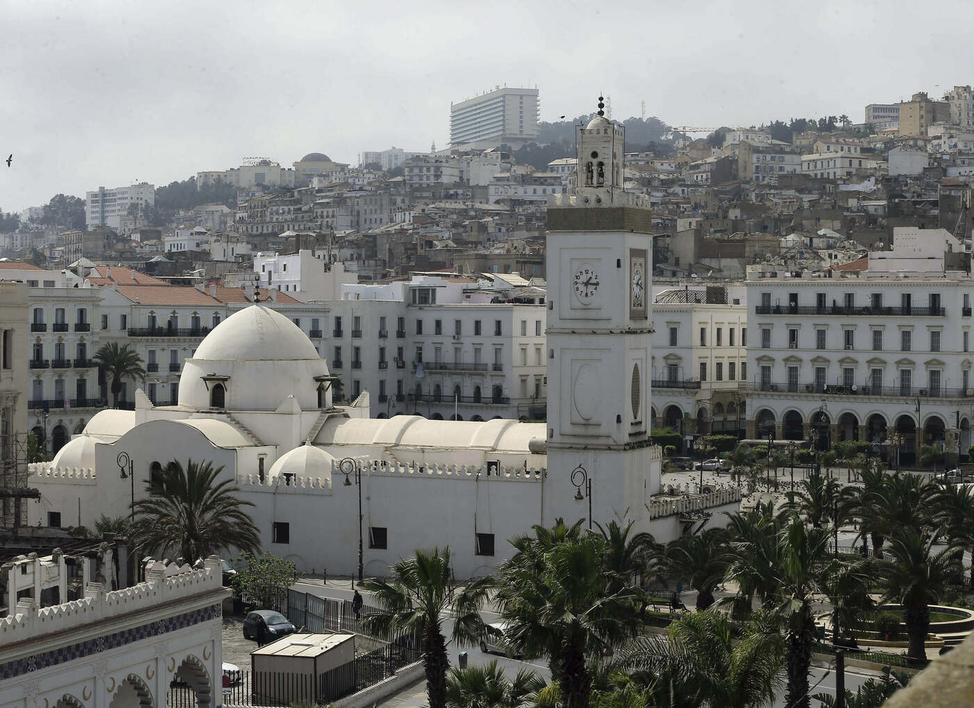 Francia, Algeri chiede aiuto a 007 per stanare oppositori