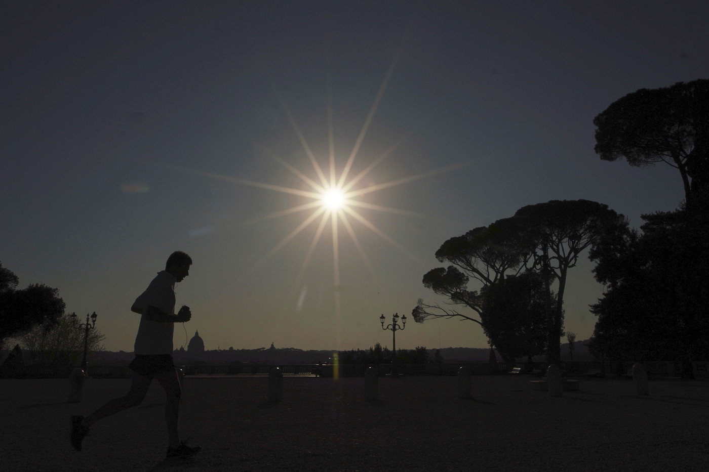 Coronavirus, le nuove restrizioni del Governo: parchi chiusi e sport solo sotto casa