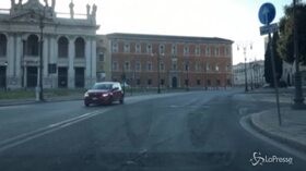 Girare in macchina per le strade (quasi) vuote di Roma