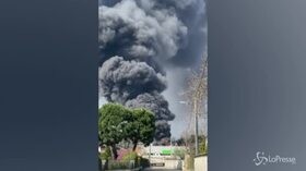 Varese, incendio in azienda materiale plastico a Gallarate