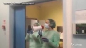 Dottoressa con il megafono incoraggia i pazienti e fa risuonare l’Inno di Mameli