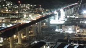 Coronavirus, sopra il ponte di Genova spunta un tricolore luminoso
