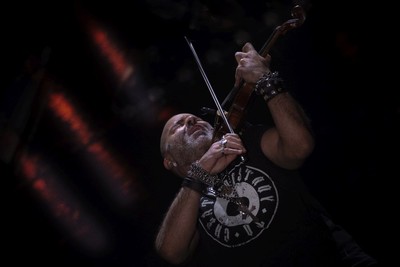 Il violinista Quarta con gli amici sui social per #iorestoacasacon