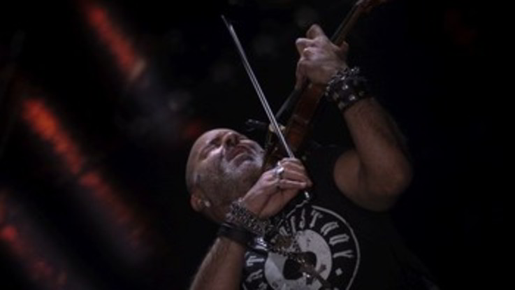 Il violinista Quarta con gli amici sui social per #iorestoacasacon