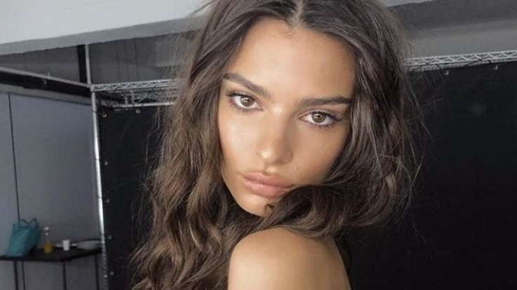 Emily Ratajkowski resta a casa... senza veli