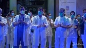 Coronavirus, Spagna, 4000 operatori sanitari contagiati. Il tributo corale nelle strade del Paese VIDEO