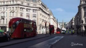Londra, i cittadini ascoltano il premier Johnson e restano a casa. Strade deserte a Londra
