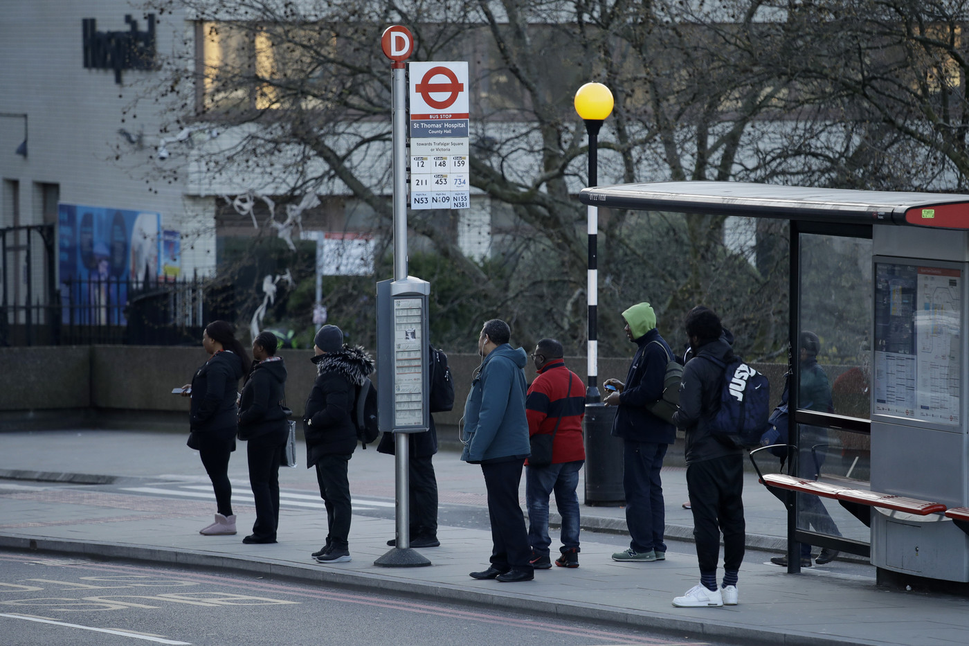 Coronavirus, confusione su lockdown a Londra: folla lavoratori sui treni