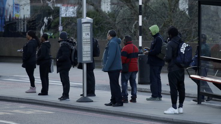 A Londra regna la confusione sul lockdown: su treni e metro folla lavoratori
