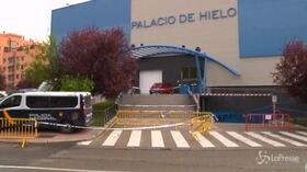 Coronavirus, il palazzo del ghiaccio di Madrid trasformato in un obitorio