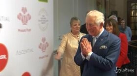 Coronavirus, il principe Carlo saluta con una stretta di mano ma poi si corregge
