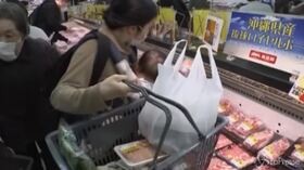 Coronavirus: anche Tokyo ha paura, assalto ai supermercati