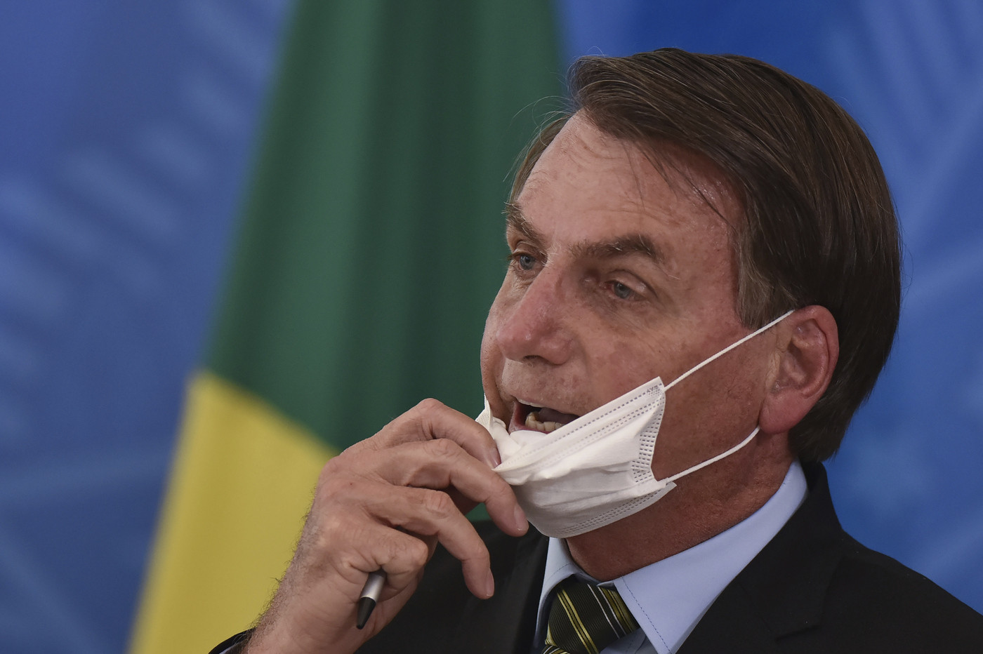 Coronavirus, Bolsonaro: poco più di un raffreddore