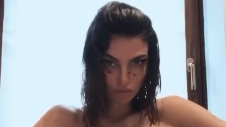 Nicole Mazzocato: balletto hot davanti allo specchio... ma occhio all'asciugamano!