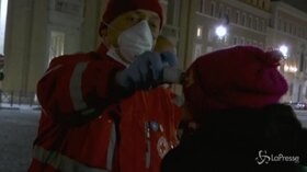 Coronavirus, il personale della croce rossa controlla i senzatetto di Roma e Milano