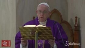 Coronavirus, Papa Francesco: “La gente comincia a preoccuparsi dei più bisognosi”