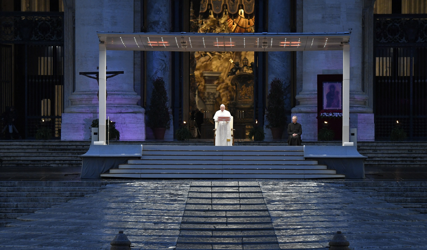 Coronavirus, Papa Francesco: “Signore, non lasciarci in balia della tempesta”