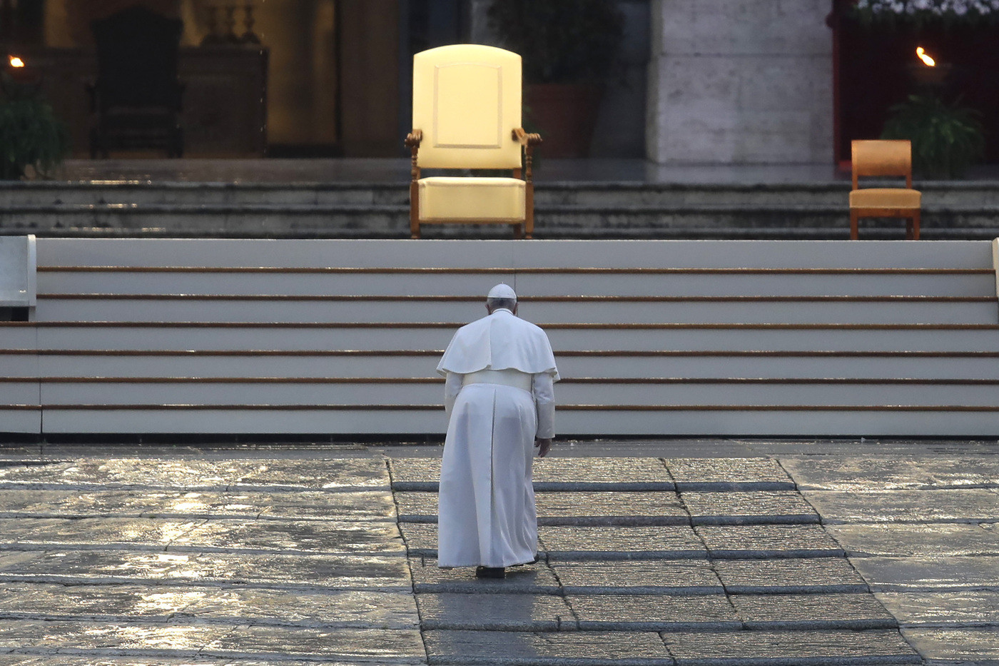 Coronavirus, la supplica del Papa sotto la pioggia: “Dio, non abbandonarci alla tempesta”