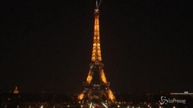 Coronavirus, l’omaggio della Torre Eiffel al personale sanitario