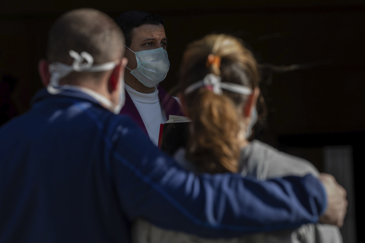 Coronavirus, il contagio divora anche la Spagna: 832 morti in un solo giorno