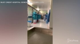 Coronavirus, paziente lascia la terapia intensiva: medici spagnoli in festa
