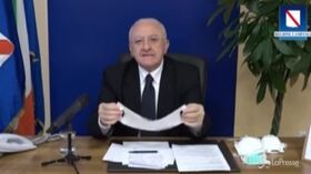 Coronavirus, De Luca show : “Ci hanno dato le mascherine per il coniglietto Bunny”