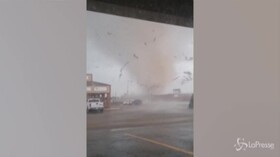 La furia del tornado in Arkansas, oggetti spazzati via e feriti