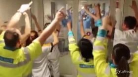 Coronavirus, i medici britannici cantano in ospedale “You’ll never walk alone”