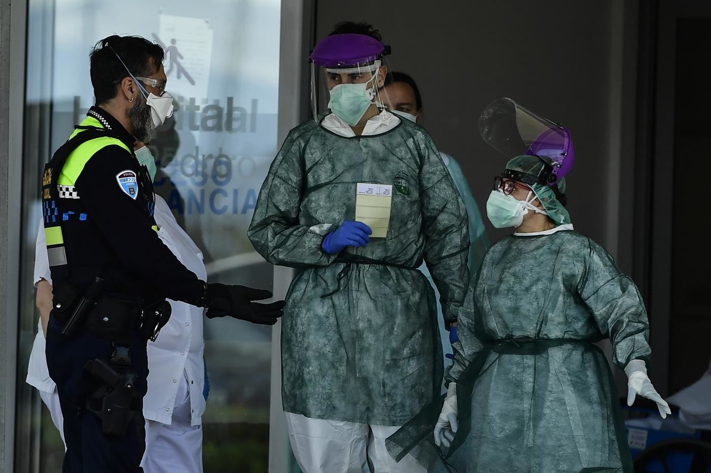 Coronavirus, nuovo record di morti in un giorno in Spagna: 838, 6528 totali