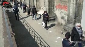 Coronavirus, alla mensa dei poveri di Napoli controlli dei Carabinieri per evitare assembramenti