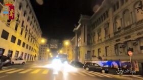 Coronavirus, il mezzo idrante della Polizia sanifica le strade di Genova