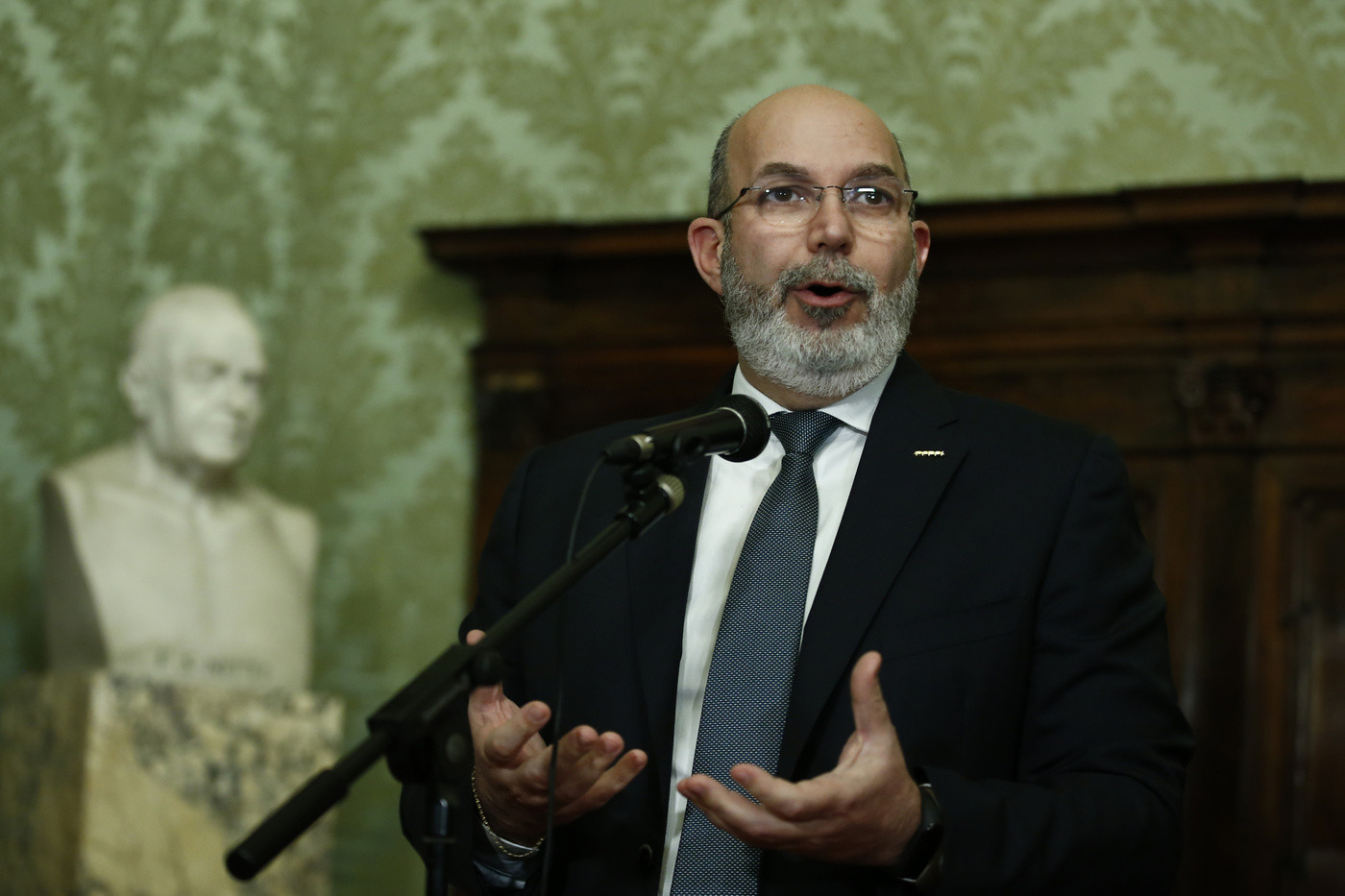 Coronavirus, Crimi: “Parlamentari, dimezziamoci lo stipendio”