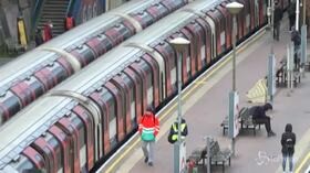 Coronavirus, Londra: i pendolari affollano la stazione della metropolitana